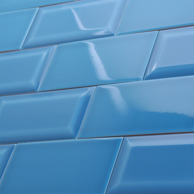 La pared impermeable del azul de cielo teja el borde biselado brillante para la cocina / la cafetería